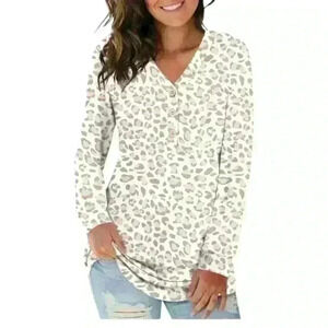 Bishuige top. Buttons-leopard print- pink. Long-sleeved.
